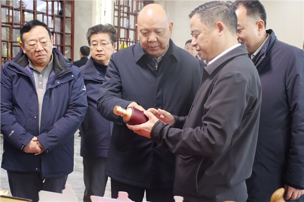 省領(lǐng)導(dǎo)李建中深入沅陵酒業(yè)調(diào)研，助力產(chǎn)業(yè)高質(zhì)量發(fā)展。                                                